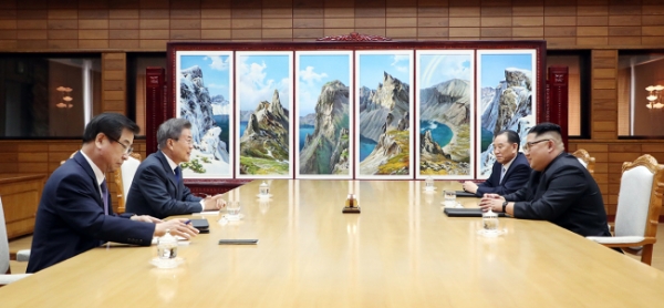문재인 대통령과 김정은 북한 국무위원장의 2차 정상회담이 26일 판문점에서 열렸다. [사진=청와대]