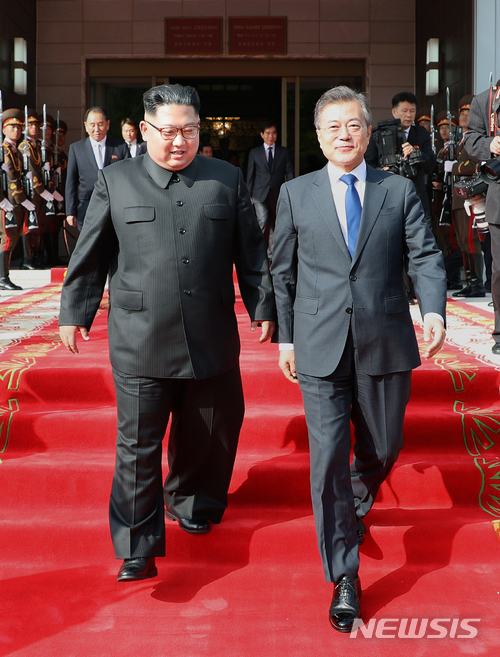 【서울=뉴시스】문재인 대통령이 김정은 국무위원장과 26일 오후 판문점 북측 통일각에서 제2차 남북정상회담을 마치고 걸어나오고 있다. 2018.05.27. (사진=청와대 제공) photo@newsis.com [사진=뉴시스]