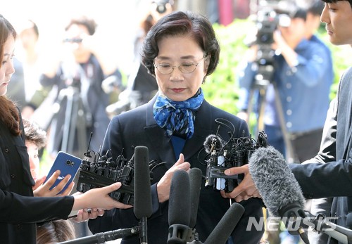 조양호 한진그룹 회장의 부인인 이명희 일우재단 이사장이 28일 오전 서울 종로구 서울경찰청 광역수사대에 피의자 신분으로 출석하고 있다l사진=뉴시스