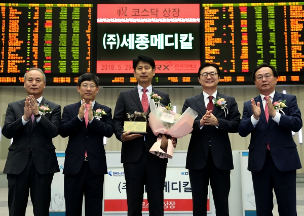 한국거래소 코스닥시장본부는 29일 서울사옥 홍보관에서 복강경 수술기구 전문 제조업체인 세종메디칼의 코스닥시장 신규상장기념식을 개최했다. 왼쪽부터 최규준 한국IR협의회 부회장, 정운수 한국거래소 코스닥시장본부장, 조성환 세종메디칼 대표이사, 유상호 한국투자증권 대표이사, 송윤진 코스닥협회 부회장. [사진=한국거래소]