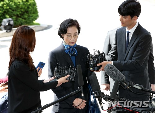 폭행과 폭언, 업무방해 혐의를 받고 있는 조양호 한진그룹 회장 부인 이명희 씨가조사를 받기 위해 28일 오전 서울 종로구 서울지방경찰청 광역수사대에 출석하고 있다ㅣ사진=뉴시스