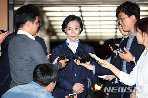 폭언·폭행 혐의로 재소환된 이명희 일우재단 이사장이 서울 종로구 서울지방경찰청 광역수사대에서 조사를 마친 후 귀가하고 있다l사진=뉴시스