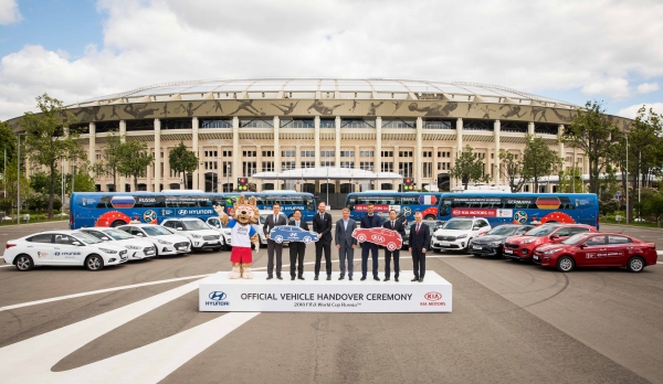 현대·기아차, ‘2018 FIFA 러시아 월드컵’ 공식차량 전달식에 참석한 (왼쪽부터) 2018 FIFA 러시아 월드컵 공식 마스코트 자비바카(Zabivaka), 알렉세이 칼리체프(Alexey Kalitsev) 현대차 러시아 법인 임원, 오익균 현대차 러시아 법인장, 제이 노이하우스(Jay Neuhaus) FIFA 마케팅 담당 임원, 알렉세이 소로킨(Alexey Sorokin) 대회 조직위원회 (LOC) 위원장, 네마냐 비디치 (Nemanja Vidic) FIFA 홍보대사, 정원정 기아차 러시아 법인장, 발레리 타라카노프(Valeriy Tarakanov) 기아차 러시아 법인 마케팅 임원이 기념촬영을 하고 있는 모습ㅣ사진=현대기아차