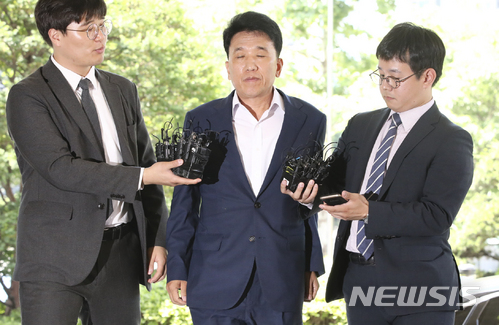 1일 함영주 KEB하나은행장이 영장실질심사를 받기 위해 서울 마포구 서울서부지법에 출석했다/사진제공=뉴시스