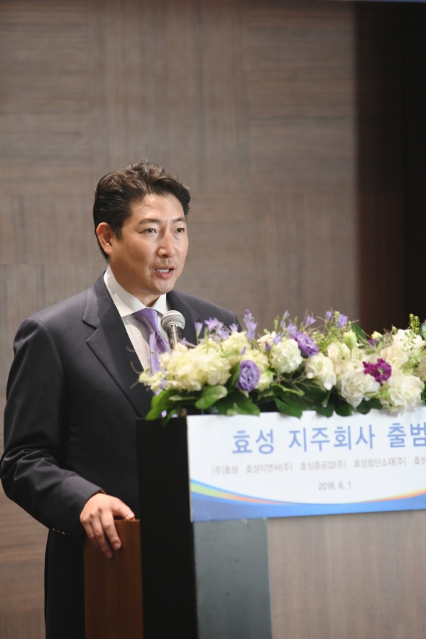 조현준 효성 회장이 지난 1일 서울신라호텔에서 열린 이사회에서 각 회사들이 전문성을 바탕으로 글로벌경쟁력을 확대하는 동시에 투명경영 활동에도 집중할 것을 당부하고 있다. [사진=효성]