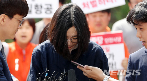 조현아 전 대한항공 부사장이 4일 오전 밀수·탈세 혐의로 조사를 받기 위해 인천 중구 인천본부세관으로 들어서고 있다l사진=뉴시스