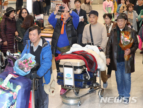 5일 한국은행에 따르면 4월 서비스수지 적자는 중국인 입국자수가 늘면서 개선된 것으로 나타났다./사진제공=뉴시스