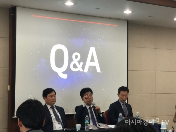 KT SAT 관계자들의 기자들의 질의응답에 답변하고 있다.