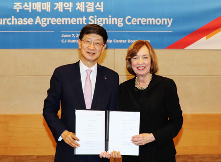 CJ대한통운은 미국 DSC Logistics를 인수했다고 8일 밝혔다. 7일 저녁 서울 중구 필동로 CJ인재원에서 열린 주식매매 계약 체결식 행사에서 박근태 CJ대한통운 사장(왼쪽)과 앤 드레이크 DSC Logistics 회장이 기념촬영을 하고 있다l사진=CJ대한통운