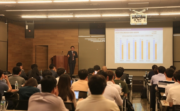 7일 이랜드 가산사옥 문화홀에서 이랜드리테일과 협력사 임직원들이 참석한 가운데 '2018 이랜드리테일 성과공유 아카데미'가 열리고 있다. [사진=이랜드리테일]