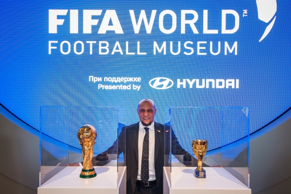 FIFA 홍보대사인 호베르투 카를로스가 '2018 FIFA 러시아 월드컵' 트로피(좌)와 FIFA 월드컵 최초 트로피인 ‘줄리메 컵’(우)과 기념 촬영을 하고 있는 모습ㅣ사진=현대자동차