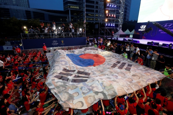 현대자동차는 '2018 FIFA 러시아 월드컵' 기간 동안 서울시 강남구 코엑스 앞 영동대로 일대에 다양한 월드컵 콘텐츠를 즐길 수 있는 팬파크 빌리지를 운영하고, 대한민국 국가대표팀 본선 경기일정에 맞춰 국내 최대 규모의 월드컵 거리응원전을 펼친다고 10일 밝혔다l사진=현대자동차