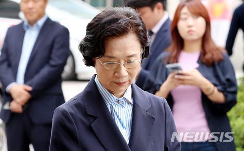 이명희 전 일우재단 이사장이 11일 오전 서울 양천구 서울출입국외국인청에 피의자 신분으로 출석하고 있다.ㅣ사진=뉴시스