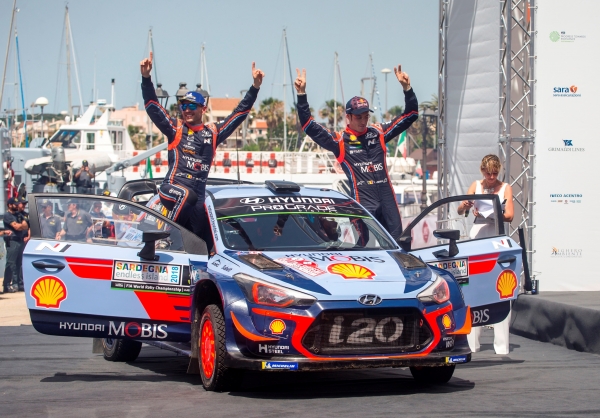‘2018 WRC 이탈리아 랠리’에서 우승을 차지한 티에리 누빌 (Thierry Neuville, 사진 우측)과 니콜라스 질술(Nicolas Gilsoul, 티에리 누빌의 Co-Driver/사진 좌측)이 우승을 차지하고 환호하는 모습ㅣ사진=현대자동차
