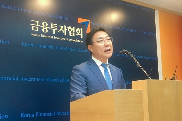 이윤학 BNK자산운용 대표가 11일 오전 서울 여의도 금융투자센터에서 기자 간담회를 열고 'BNK BraveNewKorea증권투자신탁1호(주식)', 일명 통일 펀드의 출시를 알리고 있다. [사진=뉴시스]