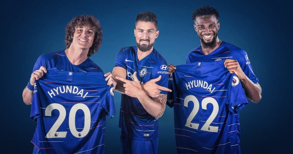 현대차 로고가 박힌 유니폼을 입은 첼시 FC 소속 선수들. 좌측부터 다비드 루이스 (David Luiz), 올리비에 지루(Oliver Giroud), 티에무에 바카요코 (Tiemoue Bakayoko)ㅣ사진=현대자동차