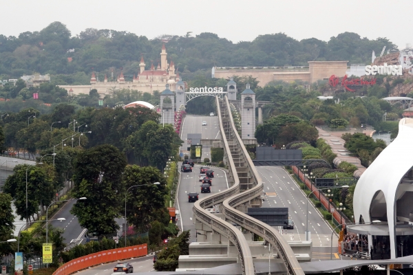 도널드 트럼프 미국 대통령이 12일 오전 북미정상회담 장소인 싱가포르 센토사섬 카펠라호텔로 가기 위해 차량으로 다리를 건너가고 있다. [사진=뉴시스]