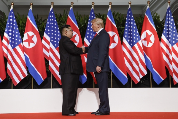 12일 오전 싱가포르 센토사 섬 카펠라호텔에서 미국 도널드 트럼프 대통령과 북한 김정은 국무위원장이 북미정상회담에 앞서 악수하고 있다.(사진=뉴시스)