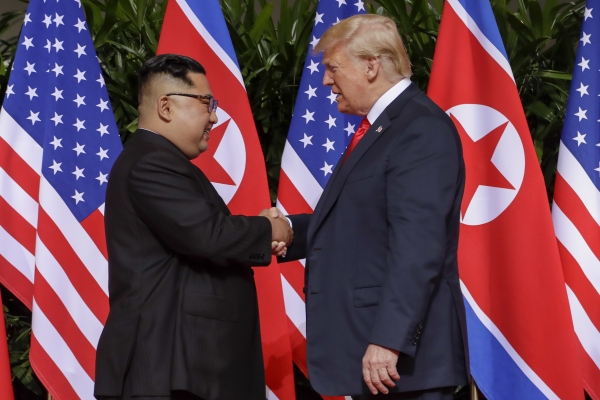 도널드 트럼프 미국 대통령이 12일 싱가포르 카펠라 호텔에서 김정은 북한 국무위원장과 악수하고 있다. [사진=뉴시스]