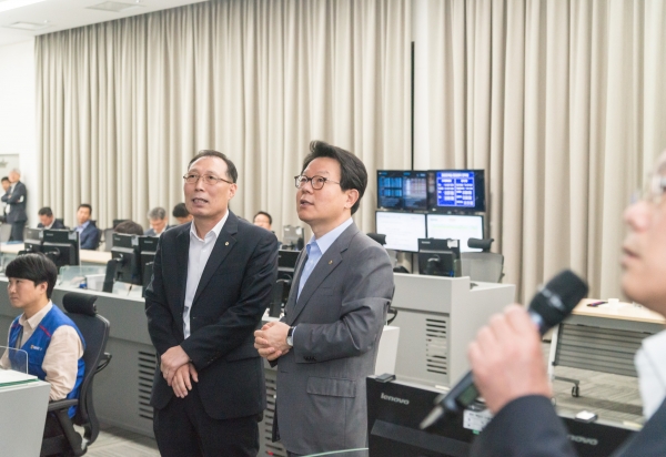 14일 경기도 의왕에 소재한 NH통합IT센터에 방문한 김광수 회장(왼쪽에서 3번째)이 임직원들로부터 전산시스템에 관하여 보고받고 있다./사진제공=농협금융지주