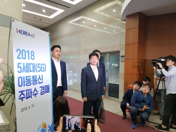 임형도 SK텔레콤 상무가 기자들 앞에서 5G 주파수 경매를 위한 각오를 말하고 있다.