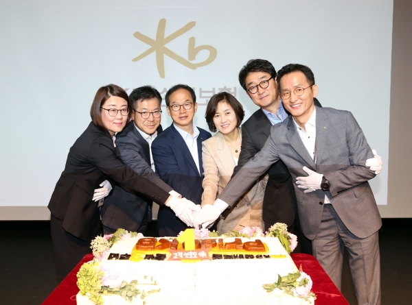 18일 KB손해보험 출범 3주년 기념식에 참석한 양종희 대표이사(좌측에서세번째)와 대표 부서장들이 축하 의미로 기념떡 컷팅식을 하고 있다/사진제공=KB손해보험