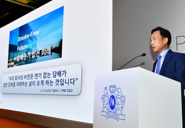 18일 서울 포시즌스 호텔에서 김병철 한국필립모리스 전무가 미국에서 진행된 아이코스에 대한 인체 노출 반응 연구 결과에 대한 입장을 발표하고 있다. [사진=한국필립모리스]