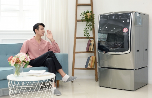 LG전자가 사용자 말을 알아듣고 날씨에 따라 세탁 옵션을 스스로 설정해주는 인공지능 세탁기를 선보였다. 사진=LG전자