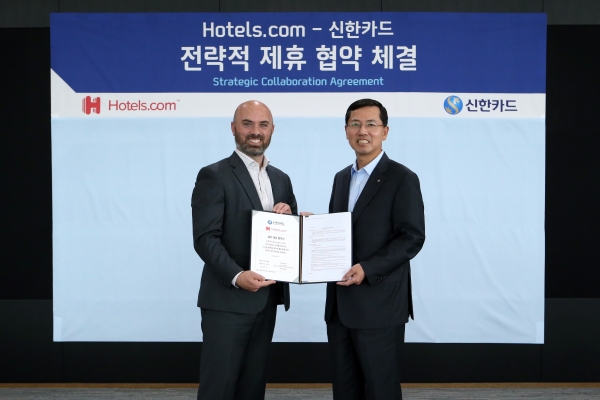 19일 임영진 신한카드 사장(우측), 밴 블레이크 익스피디아 그룹&호텔스닷컴 글로벌사업개발부문 부사장이 디지털 생태계 강화를 위한 전략적 제휴를 체결하고 기념 촬영을 갖고 있다./사진제공=신한카드