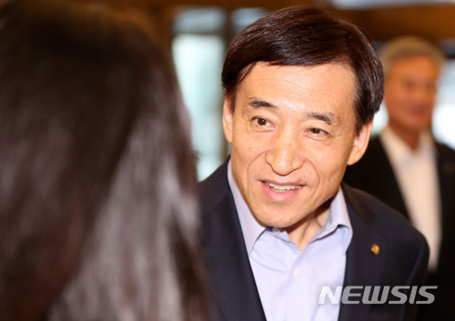 이주열 한국은행 총재가 18일 오후 서울 은행회관에서 열린 은행연합회 초청 은행장간담회에 참석하고 있다./사진제공=뉴시스