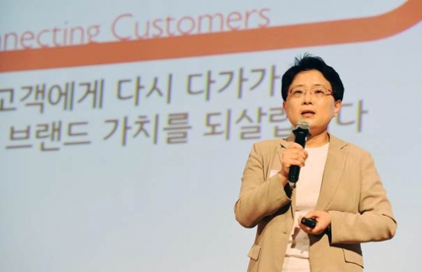 임일순 홈플러스 사장이 19일 서울 양재동 더케이호텔 서울에서 열린 ‘파트너사 초청 콘퍼런스(2018 Partner Conference)’에서 협력사 대표들에게 홈플러스의 비전 및 전략에 대해 발표하고 있다. [사진=홈플러스]