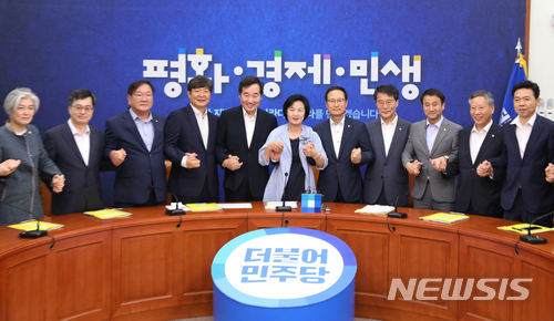 20일 오전 서울 여의도 국회에서 열린 더불어민주당 고위당정협의회에서 이낙연 총리, 추미애 대표, 홍영표 원내대표, 장하성 청와대 정책실장을 비롯한 참석자들이 손을 맞잡고 포즈를 취하고 있다. [사진=뉴시스]