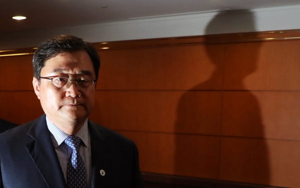 구성훈 삼성증권 사장이 21일 오후 서울 영등포구 금융감독원에서 열린 삼성증권 관련 제재심의위원회에 참석하고 있다. [사진=뉴시스]