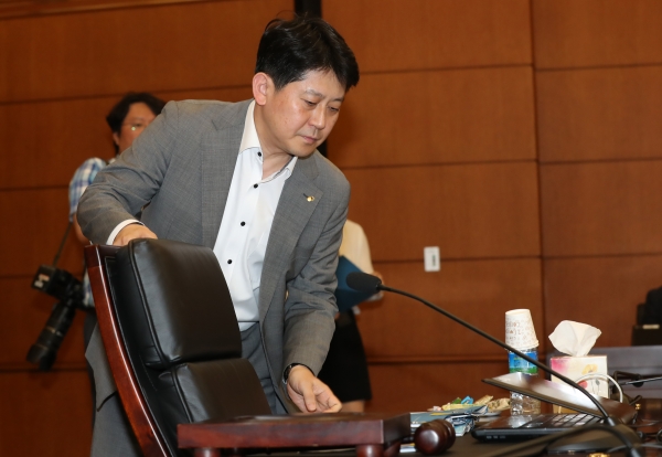 유광열 금융감독원 수석부원장 겸 제재심의회 위원장이 21일 오후 서울 영등포구 금융감독원에서 열린 삼성증권 관련 제재심의위원회에 참석하고 있다. [사진=뉴시스]