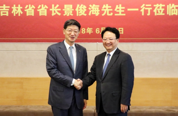 박근태 CJ대한통운 사장 겸 CJ중국본사 대표가 25일 오전 CJ그룹을 공식 방문한 중국 길림성 대표단과 만나 회담 및 환영 오찬을 가졌다. 서울 중구 CJ인재원에서 열린 행사에서 악수를 나누며 기념촬영을 하고 있는 박근태 사장(왼쪽)과 징쥔하이 길림성장l사진=CJ대한통운