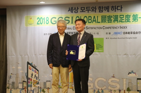 배순훈 (사)글로벌경영협회장(전 정보통신부 장관), 황대유 티웨이항공 고객대외협력그룹장 이 중국 상하이에서 열린 '2018 글로벌 고객만족도 조사(GCSI)'시상식에서 기념촬영을 하고 있다l사진=티웨이항공