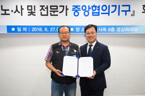 코레일은  27일 서울사옥에서 근로자 대표, 컨설팅 전문가 등 20여명이 참석한 가운데 ‘제5차 노·사 및 전문가 중앙협의기구’ 회의를 열고 비정규직 용역근로자 1,742명을 정규직 전환하기로 노사가 합의했다.(사진 왼쪽부터 강철 전국철도노조 위원장, 오영식 코레일 사장)ㅣ사진=코레일