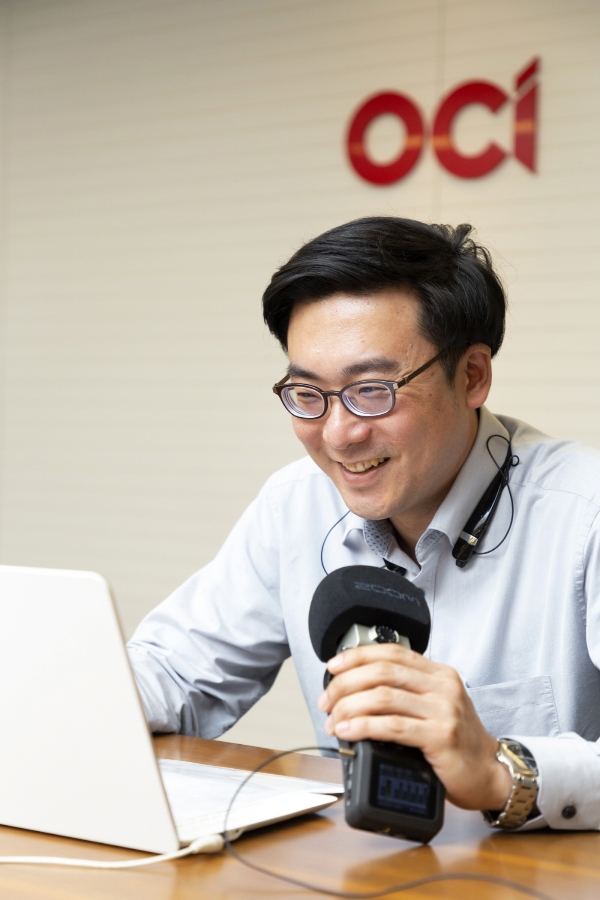 퇴근 안내방송을 녹음하고 있는 OCI 직원 [사진=OCI]