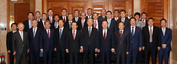 29일 중국 베이징에서 대한상공회의소와 중국국제경제교류센터 공동으로 '제1회 한-중 기업인 및 전직 정부고위인사 대화'가 열리고 있다. 박용만 대한상의 회장(앞줄 왼쪽 일곱번째)과 정세균 前국회의장(앞줄 왼쪽 다섯번째), 최태원 SK 회장(앞줄 왼쪽 아홉번째), 윤부근 삼성전자 부회장(두번째줄 왼쪽 여덟번째),  정의선 현대차 부회장(세번줄 왼쪽 다섯번째) , 손경식 CJ 회장(앞줄 왼쪽 첫번째), 박정원 두산그룹 회장(세번째줄 왼쪽 첫번째), 쩡페이옌 CCIEE 이사장(앞줄 왼쪽 여섯번째) 등이 참석자들과 기념촬영을 하고 있다. [사진=대한상공회의소]