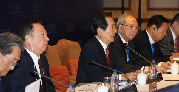 29일 중국 베이징에서 대한상공회의소와 중국국제경제교류센터 공동으로 '제1회 한-중 기업인 및 전직 정부고위인사 대화'가 열린 가운데 정세균 전 국회의장이 인사말을 하고 있다. [사진=대한상공회의소]