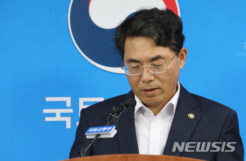 김정렬 국토교통부 2차관이 29일 오후 정부세종청사에서 진에어 항공법령 위반 관련 제재수위를 결정하기 위해 청문 절차가 진행된다고 밝히고 있다. 국토부는 진에어가 미국인인 조현민 전 전무를 불법으로 등기이사에 올린 데 대한 책임을 묻기 위해 법률 검토를 벌여왔다l사진=뉴시스