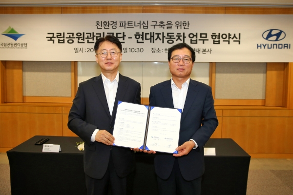 현대자동차-국립공원관리공단 친환경 파트너십 구축 협약식에서 현대자동차 상용국내사업부 정인옥 전무(우)와 국립공원관리공단 김상배 자원보전이사(좌)의 모습ㅣ사진=현대자동차