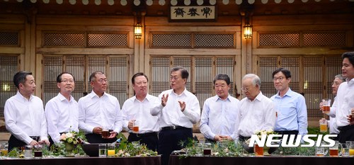 문재인 대통령이 27일 청와대 상춘재 앞에서 열린 주요 기업인과의 호프 미팅에서 박용만 대한상공회의소 회장, 정의선 현대자동차 부회장, 구본준 LG 부회장, 권오준 포스코 회장, 금춘수 한화 부회장, 정용진 신세계 부회장, 박정원 두산 회장, 손경식 CJ 회장, 함영준 오뚜기 회장과 대화를 나누고 있다. [사진=뉴시스]
