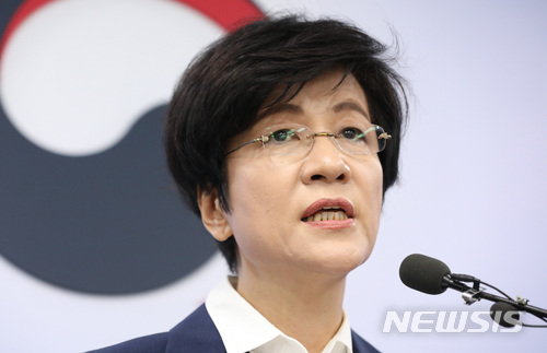 주 52시간 근무 제도 시행을 이틀 앞둔 29일 오전 김영주 고용노동부 장관이 정부세종청사에서 노동시간 단축 시행 준비 상황과 노동자, 사업주를 포함한 국민들의 적극적인 협조를 당부하고 있다. [사진=뉴시스]
