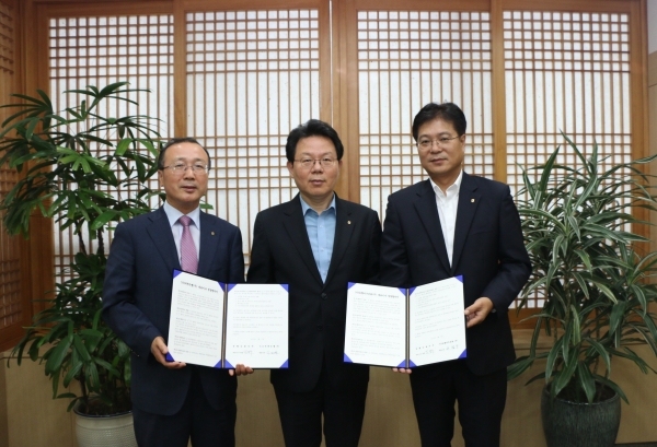 2일 서대문 농협금융 본사에서 농협금융지주 김광수 회장과 자회사 CEO들이 경영협약식을 마치고 기념촬영을 하고 있다. 왼쪽부터 김건영 NH저축은행 대표, 김광수 NH농협금융지주 회장, 서철수 NH농협리츠운용 대표/사진제공=NH농협금융지주