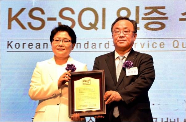 임일순 홈플러스 사장(왼쪽)이 4일 서울 소공동 롯데호텔에서 열린 한국서비스품질지수(KS-SQI) 인증 수여식에서 이상진 한국표준협회 회장으로부터 인증서를 수상하고 있다. 홈플러스는 한국서비스품질지수 대형할인점 부문에서 3년 연속 1위를 수상했다. [사진=홈플러스]