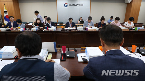 4일 오후 정부세종청사에서 최저임금위원회 10차 전원회의가 열리고 있다. [사진=뉴시스]