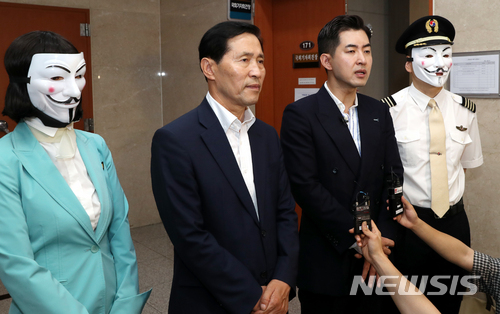 '땅콩회항' 피해자인 대한항공직원연대 박창진 공동대표(왼쪽에서 세번째)가 4일 오전 서울 여의도 국회 정론관에서 더불어민주당 이학영 의원과 기자회견을 갖고 "대한항공은 오너 갑질에 항의해온 직원연대 운영진 4명에 대한 부당 전보를 취소하라"고 촉구하고 있다ㅣ사진=뉴시스