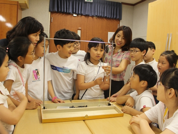 7월 7일, 한국지엠한마음재단의 후원으로 인천재능대학교 영재교육원에서 열린 영재교육에 참가한 학생들이 도르래 원리에 대한 과학 수업을 듣고 있는 모습l사진=한국지엠