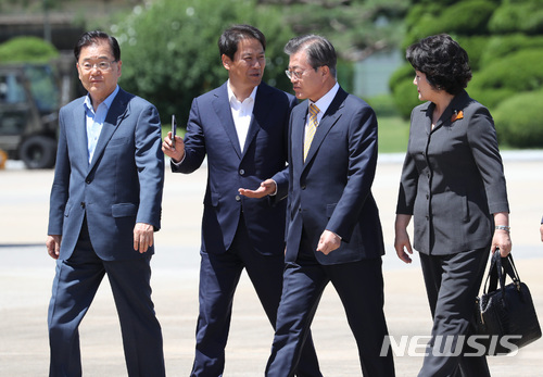인도 국빈방문에 나선 문재인 대통령과 부인 김정숙 여사가 8일 경기도 성남시 서울공항에서 임종석 비서실장과 이야기를 하며 이동하고 있다. 왼쪽은 정의용 국가안보실장. [사진=뉴시스]